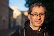 Josef Šedlbauer je politik, vysokoškolský pedagog a vědec v oboru fyzikální chemie. Je zastupitel Libereckého kraje i města Liberec. Působí jako profesor na TUL.