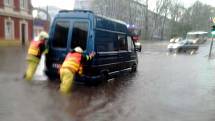 Přívalový déšť v úterý 22. dubna zaplavil v Liberci několik ulic a domů. Na snímku je pod vodou křižovatka na třídě Dr. Milady Horákové při odbočce k Babylonu. Tam hasiči odčerpávali několik desítek centimetrů vody.