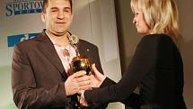Vyhlášení ankety Sportovec roku 2008 za okres Liberec. Kickboxer Martin Berka, cenu předává šéfredaktorka Lenka Markovičová.