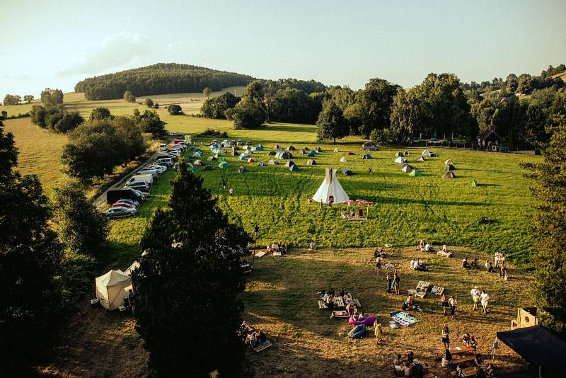 Festival KUKOKLI oživí chátrající kostel nedaleko Liberce.