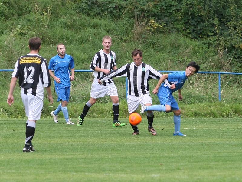 Machnín porazil Český Dub 5:4, když v poločase vedl již 4:0. Machnín je v modrých dresech.