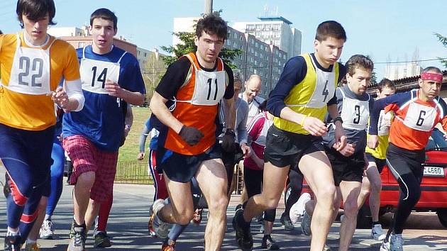 START BĚHU NA PROSEČSKOU CHATU. Na trať závodu do vrchu vyráží se startovními čísly 22 Calda, 14 Holec, 11 Urbánek, 4 Kučera, 3 Hanel. 