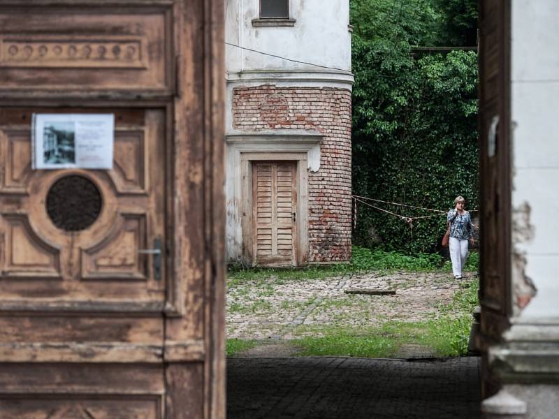 BÝVALOU GALERII O VÍKENDU NAVŠTÍVILY STOVKY LIDÍ. Po komentované prohlídce vzkázali prostřednictvím dotazníků městu, co by  s historickým objektem provedli oni.