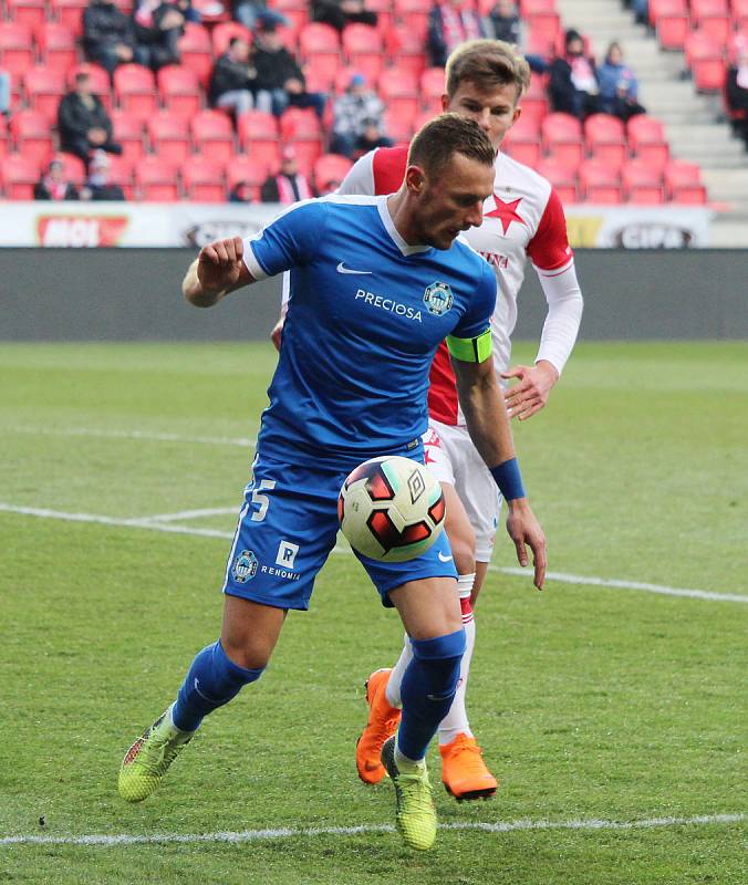 MOL cup, čtvrtfináleSlavia Praha - Slovan Liberecv popředí Vladimír Coufal (L), vzadu Eduard Sobol (S).