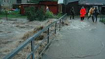 Vlna povodní zaplavila centrum Chrastavy. Nejhorší situace nastala podél říčky Jeřice v ulici Frýdlantská a Nádražní.