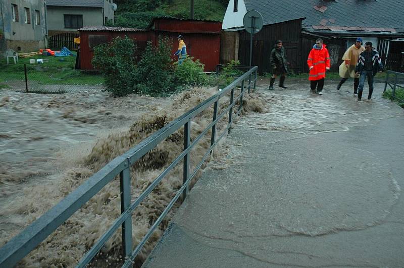 Vlna povodní zaplavila centrum Chrastavy. Nejhorší situace nastala podél říčky Jeřice v ulici Frýdlantská a Nádražní.