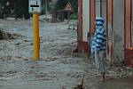 Vlna povodní zaplavila centrum Chrastavy. Nejhorší situace nastala podél říčky Jeřice v ulici Frýdlantská a Nádražní.