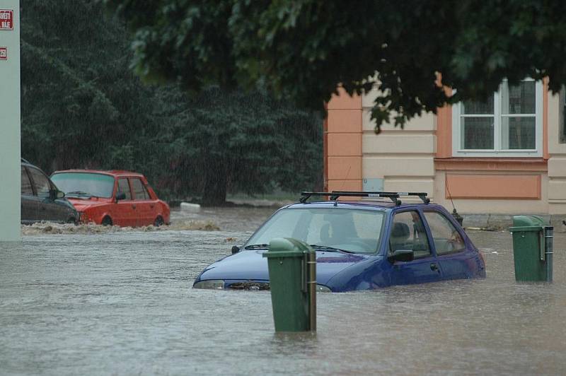 Vlna povodní zaplavila centrum Chrastavy. Nejhorší situace nastala podél říčky Jeřice v ulici Frýdlantská a Nádražní.