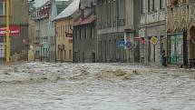 Vlna povodní zaplavila centrum Chrastavy. Nejhorší situace nastala podél říčky Jeřice v ulici Frýdlantská a Nádražní.