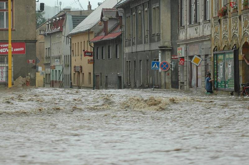 Vlna povodní zaplavila centrum Chrastavy. Nejhorší situace nastala podél říčky Jeřice v ulici Frýdlantská a Nádražní.