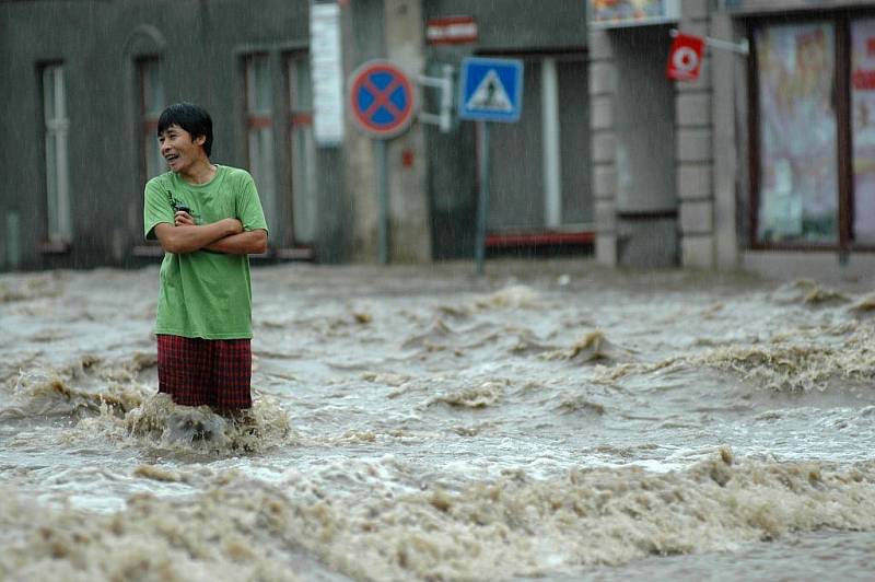 Vlna povodní zaplavila centrum Chrastavy. Nejhorší situace nastala podél říčky Jeřice v ulici Frýdlantská a Nádražní.