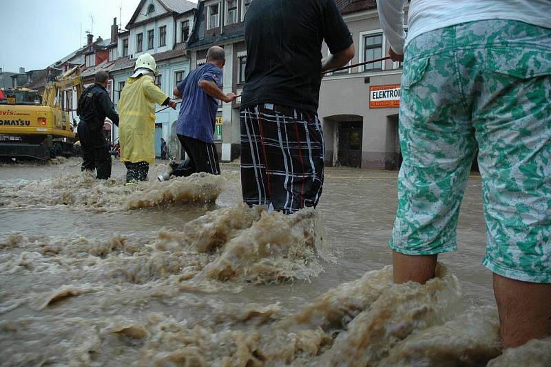 Vlna povodní zaplavila centrum Chrastavy. Nejhorší situace nastala podél říčky Jeřice v ulici Frýdlantská a Nádražní.