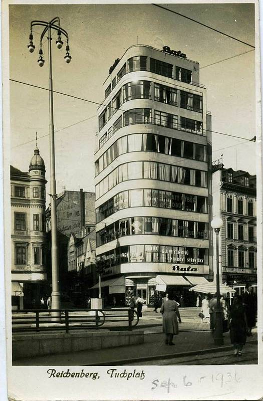 Dům Baťa na Soukenném náměstí v Liberci na historické fotografii.