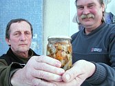 Jiří Hudeček a Jaroslav Burda (zleva) vědí, že houby s octem jsou gastronomickým zážitkem.