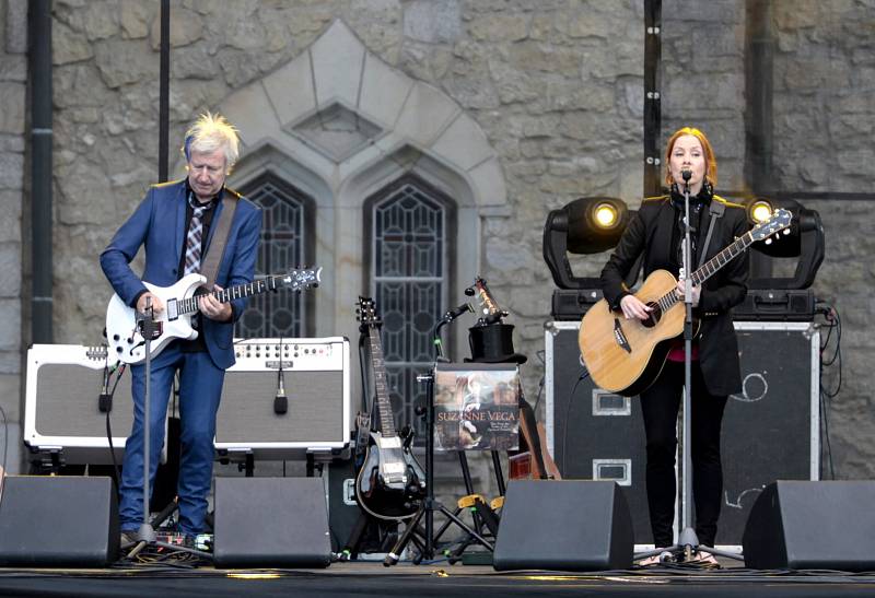 SUZANNE VEGA na koncertě na státním zámku Sychrov. Zpěvačka zde odehrála zhruba hodinu a půl dlouhý koncert ať už za doprovodu kytaristy, kapely nebo sama s akustickou kytarou. Zazněly i její dva největší hity Luka a Tom's Diner.