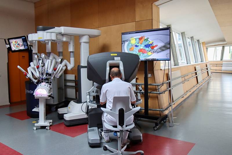 Nemocnice v Liberci pořídila chirurgického robota, který pomůže zejména s operacemi nádorů. Prohlédnout si ho mohla první den i veřejnost.