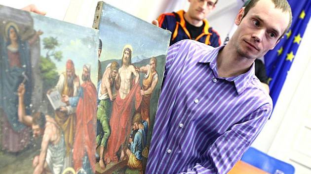 Policisté zabavili obrazy ukradené z kostela v Pertolticích