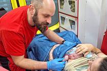 Do porodnice to záchranáři nestihli, malý Filípek se narodil v sanitce.