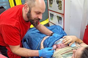 Do porodnice to záchranáři nestihli, malý Filípek se narodil v sanitce.