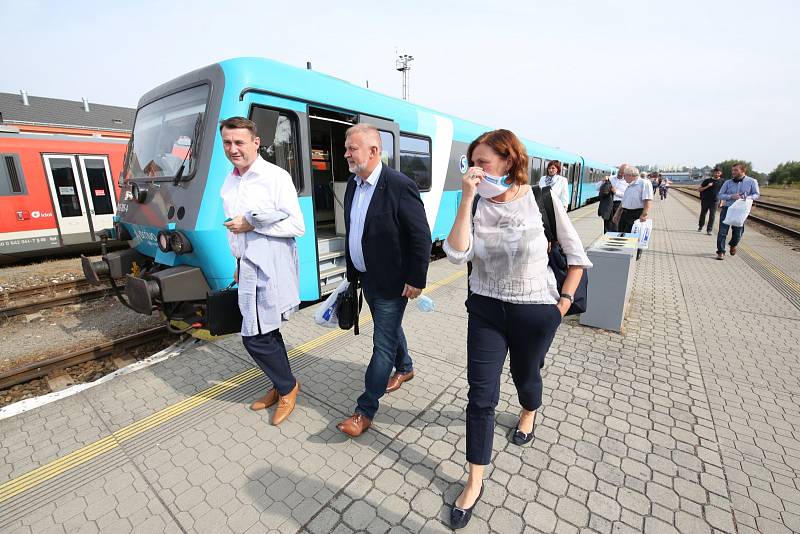 Účastníci převolební debaty s Deníkem dorazili na nádraží v Turnově