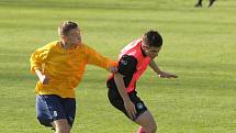 V drostenecké fotbalové soutěži U19 vyrychtoval Slovan Liberec hosty z Neratovic. Nastřílel jim neuvěřitelných 28 branek! (28:0). A to je druhá nejvyšší soutěž dorostu! Vítězové jsou v červených dresech.