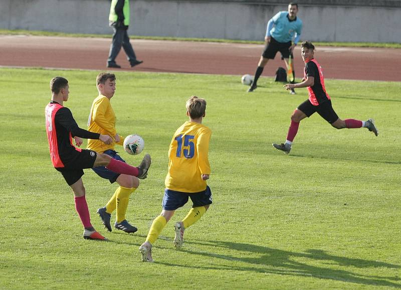 V drostenecké fotbalové soutěži U19 vyrychtoval Slovan Liberec hosty z Neratovic. Nastřílel jim neuvěřitelných 28 branek! (28:0). A to je druhá nejvyšší soutěž dorostu! Vítězové jsou v červených dresech.