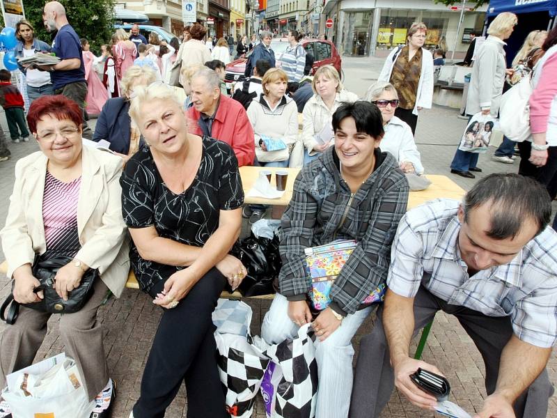 Na Soukenném náměstí se při Dni s Deníkem vystřídalo během odpoledne desítky lidí. 