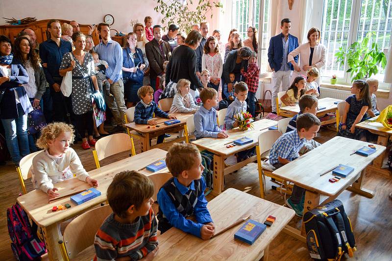 Město Liberec otevřelo ve spolupráci se spolkem Wrabec první waldorfskou školu. Je součástí ZŠ Kaplického a jde tak o unikátní propojení klasické základní školy se školou waldorfskou.