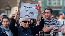 Lidé protestovali 9. dubna na libereckém náměstí Dr. E. Beneše proti premiérovi v demisi Andreji Babišovi a krokům jeho vlády bez důvěryi. Protestovali i lidé i v dalších městech České republiky.