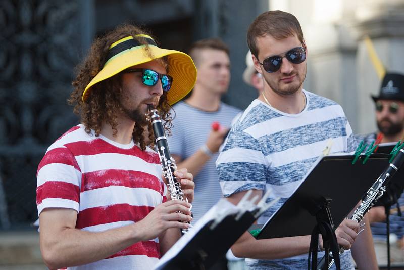 Na náměstí Dr. Edvarda Beneše v Liberci vystoupili Police Symphony Orchestra v rámci benefičního koncertu na podporu spolku Šance zvířatům