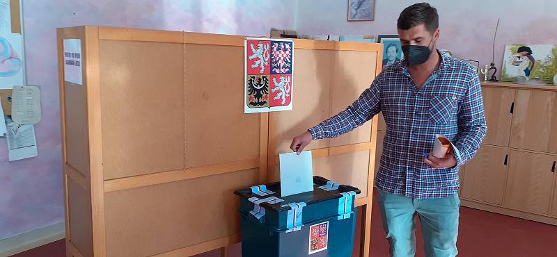 Začátek voleb v Semilech.