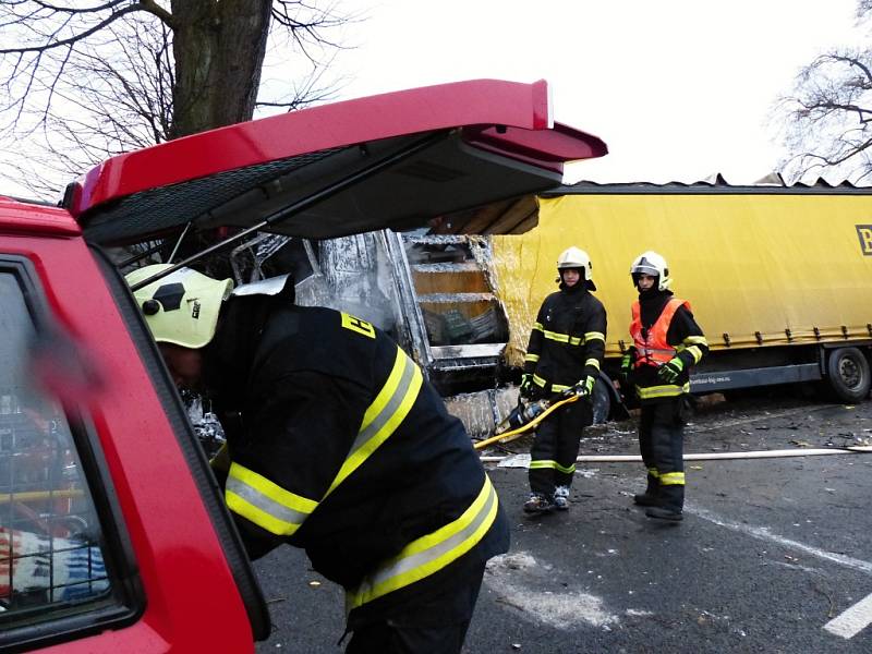 Kamion se srazil s Peugeotem, dva řidiči zemřeli.