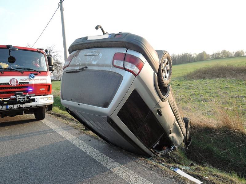 Auto se u Frýdlantu převrátilo na střechu, řidič skončil v nemocnici.