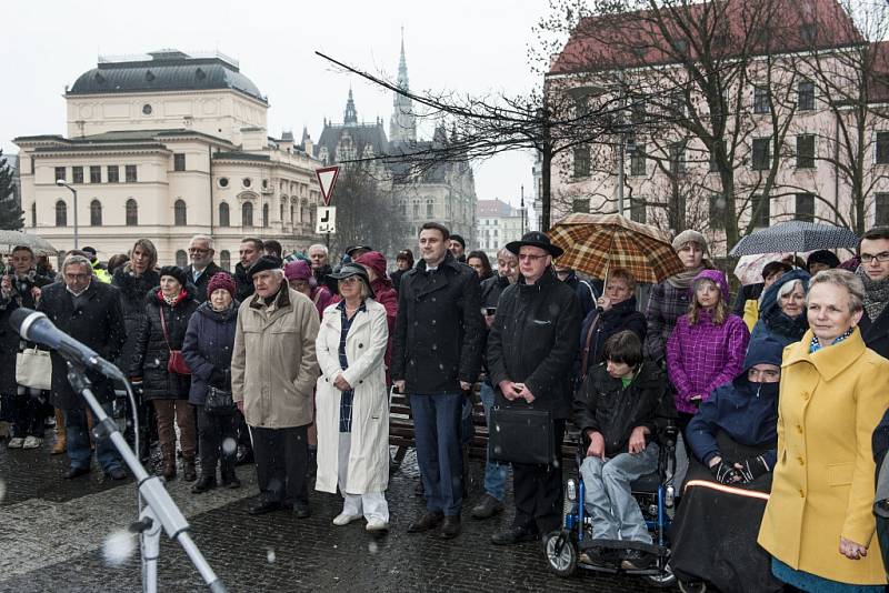 Odhalení Lavičky Václava Havla před libereckou knihovou.