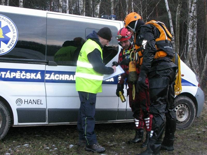 Zhruba v v půl osmé večer byla na operační středisko hasičů nahlášena neznámá látka na Kristýně.