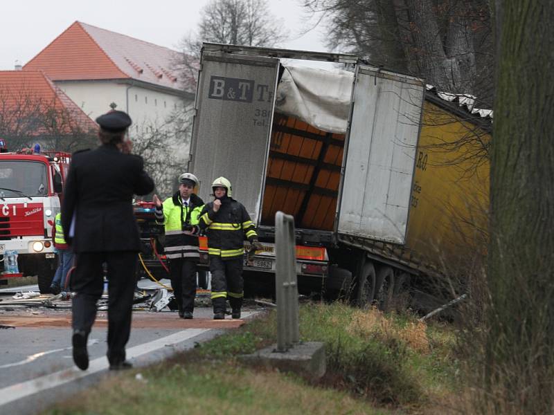Kamion se srazil s Peugeotem, dva řidiči zemřeli.	