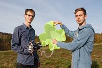 František Manlig a Martin Klesal (zleva) při testování dronu s padákem.