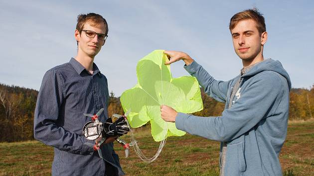 František Manlig a Martin Klesal (zleva) při testování dronu s padákem.