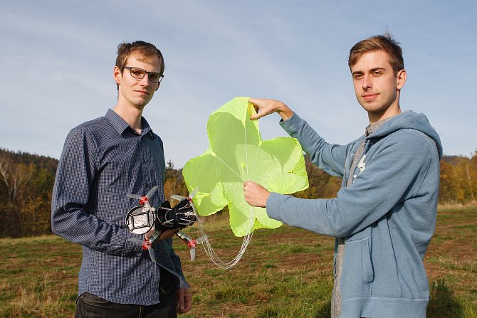 František Manlig a Martin Klesal (zleva) při testování dronu s padákem.