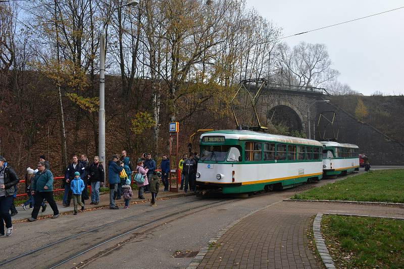 Loučení s tramvajemi typu T2R v Liberci. Na snímku u zastávky Viadukt.