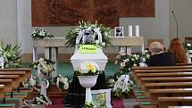 Na pohřeb do kostela v Ruprechticích dorazilo více než sto lidí. Konal se zde pohřeb mladého chlapce, který se nedávno utopil v libereckém bazénu.