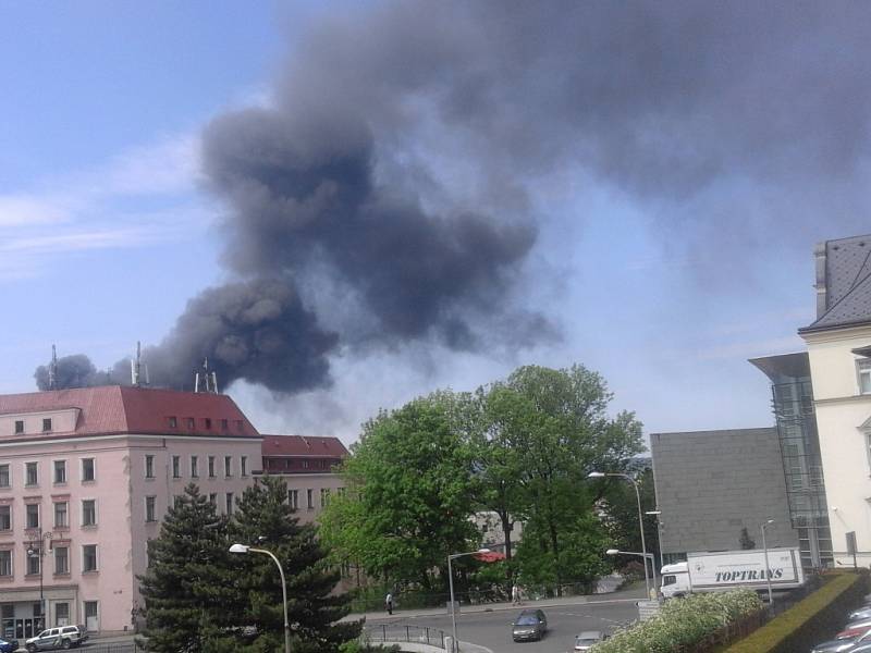 Černý dým zahaluje Liberec - hoří v areálu Severochemy.