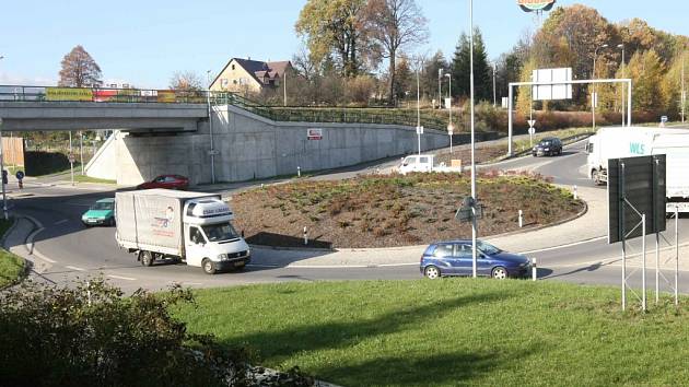 Kruhový objezd na sjezdu do Liberce od Děčína, s odbočením do obchodní a průmyslové zóny.