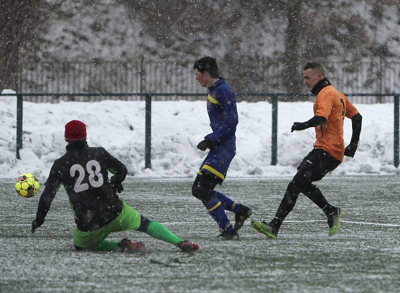 Fotbalisté českolipské Lokomotivy (v modrém) porazili v 1. kole Poháru LKFS Doksy 8:1. Foto: Jaroslav Marek