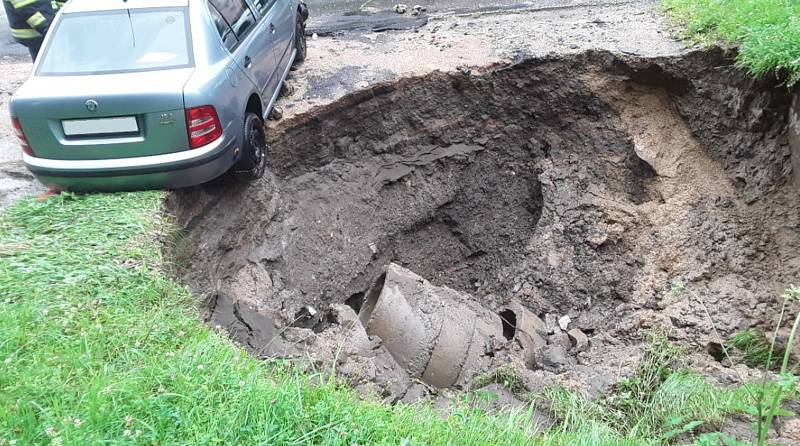 V liberecké ulici Ruprechtická došlo k propadnutí zeminy kvůli přívalu vody.