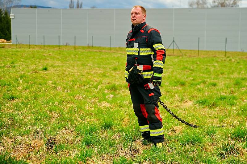 Hrádečtí dobrovolní hasiči pokáceli stromy na místě výstavby pro záchranku