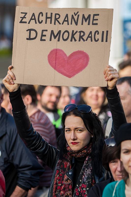 Lidé protestovali 9. dubna na libereckém náměstí Dr. E. Beneše proti premiérovi v demisi Andreji Babišovi a krokům jeho vlády bez důvěryi. Protestovali i lidé i v dalších městech České republiky.