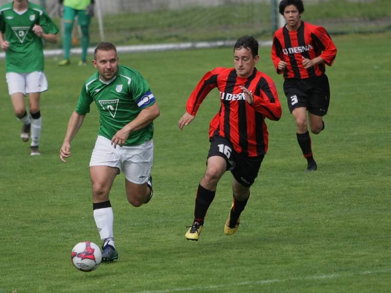 VTJ Rapid Liberec zakončil sezónu v I. A třídě krutou domácí porážkou od Desné (červeno-černé dresy) 0:7. Rapid získal celkem pouhých 10 bodů a čeká ho I. B třída, kam sestupuje.