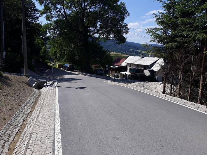 Opravený úsek silnice vedoucí od Jeřmanic k Obřímu sudu na Javorníku.
