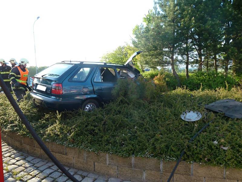 Spolujezdec zemřel při nehodě Felicie v Hrádku nad Nisou.